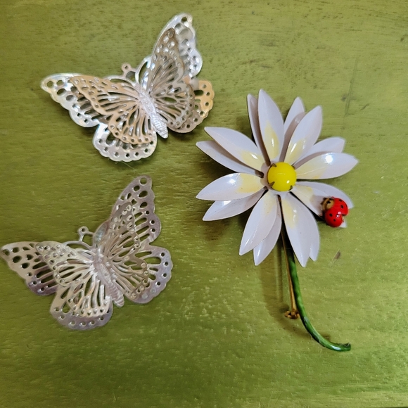 Flower Brooch Pin with Ladybug ~ Vintage 1960s Original by Robert ~ Daisy - Picture 7 of 16